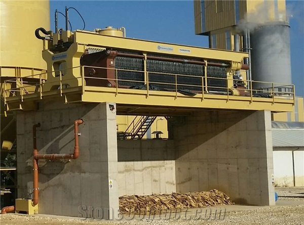 Four piston overhead beams filter press