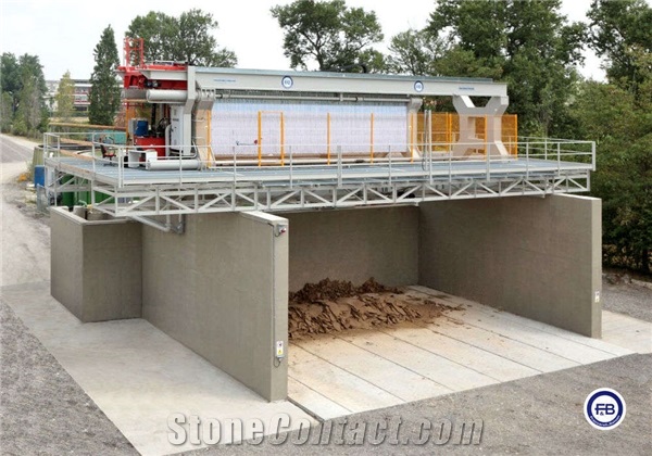 Four piston overhead beams filter press