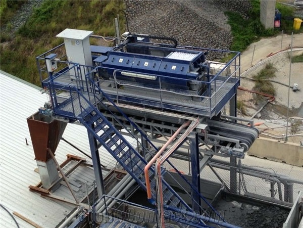 Single piston side beams filter press