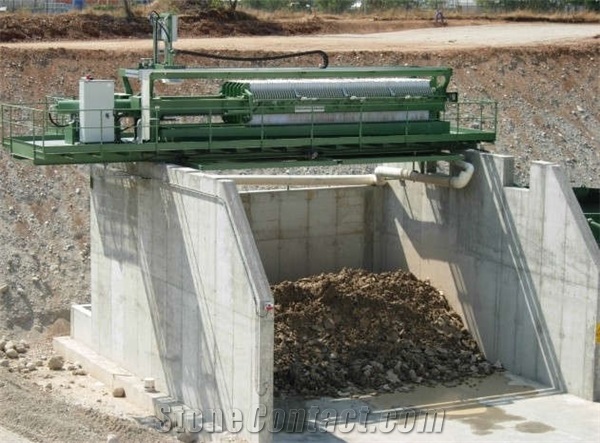 Single piston side beams filter press