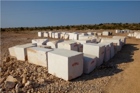 Mersin Mut Beige Marble Quarry Blocks