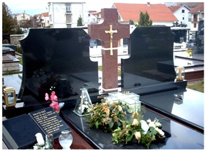 Double Monument, Nero Assoluto India Black Granite