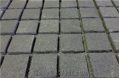 Natural Basalt Paver, Basalt Cobbles, China Black Basalt Paving Tiles on Mesh
