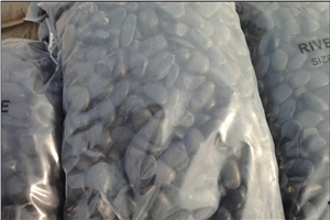 25kg Black Polished Pebbles