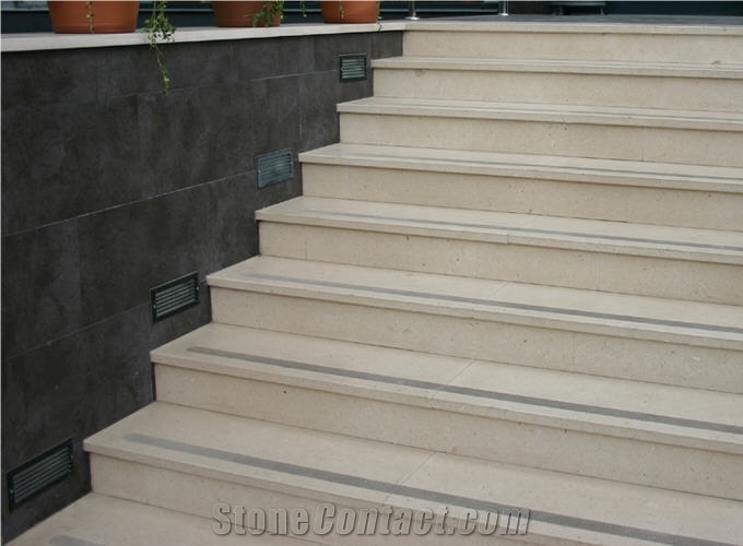 Mediterraner Muschelkalkstein Stairs