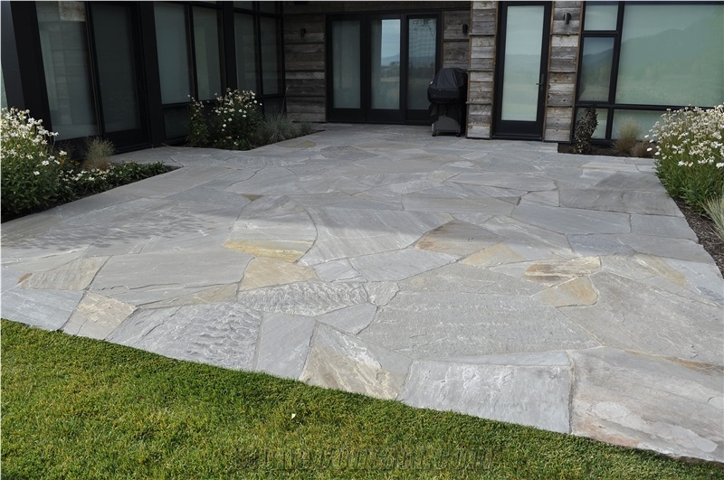 Windsor Gray Sandstone Natural-Cleft Flagstone Patio
