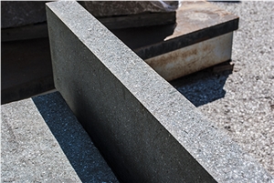 Porfido Sarentino Grigio Kerbstone, Porfido Sarentino Grigio Granite Kerbs