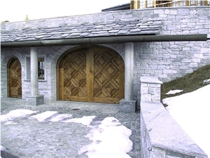 Split-Face Cladding in Silber Grun