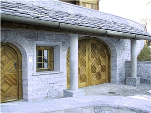 Split-Face Cladding in Silber Grun