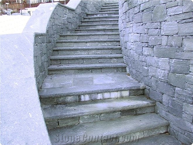 Split-Face Stones and Sandblasted Stair in Silber Grun
