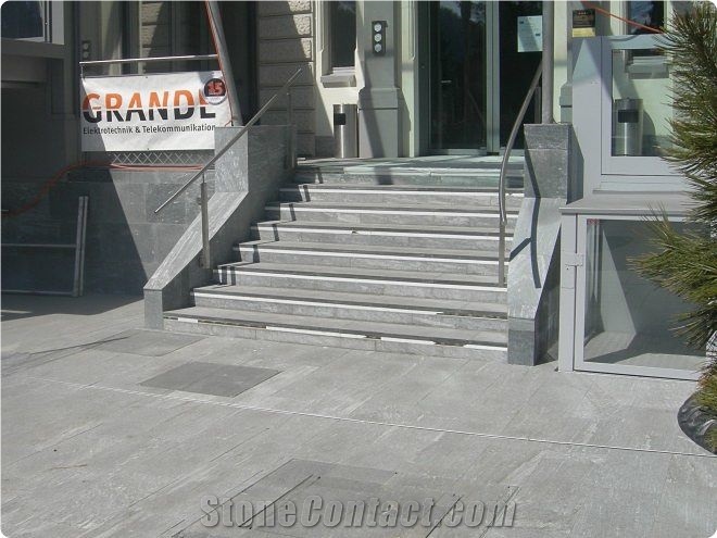 Split-Face Stones and Sandblasted Stair in Silber Grun