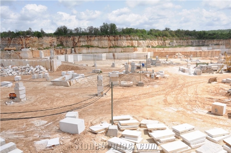 Crema Castello Selina Limestone Blocks