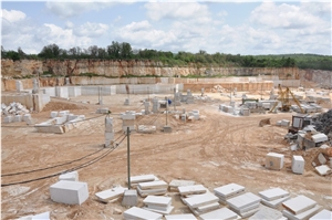 Crema Castello Selina Limestone Blocks