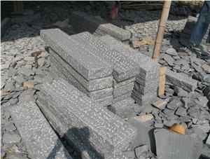 G654 Padang Dark Granite Rough-Picked Kerbstone, China Dark Grey Granite Kerbs for Outside Road Stone