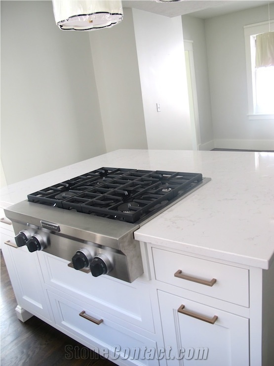 Enviroment-Friendly&Safety Quartz Stone with Bright Surface Slab Standard Sizes 126 *63 and 118 *55 Mainly and Widely Used in Kitchen, Bathroom for Countertop Mainly