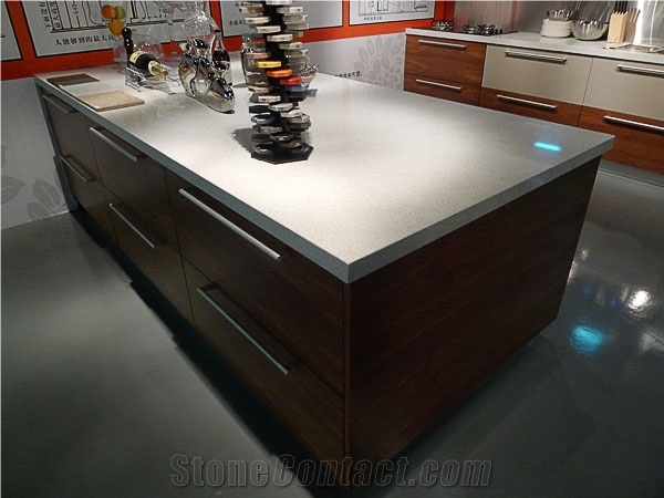 Light Grey Manmade Quartz Stone Slabs and Tiles in Customized Sizes