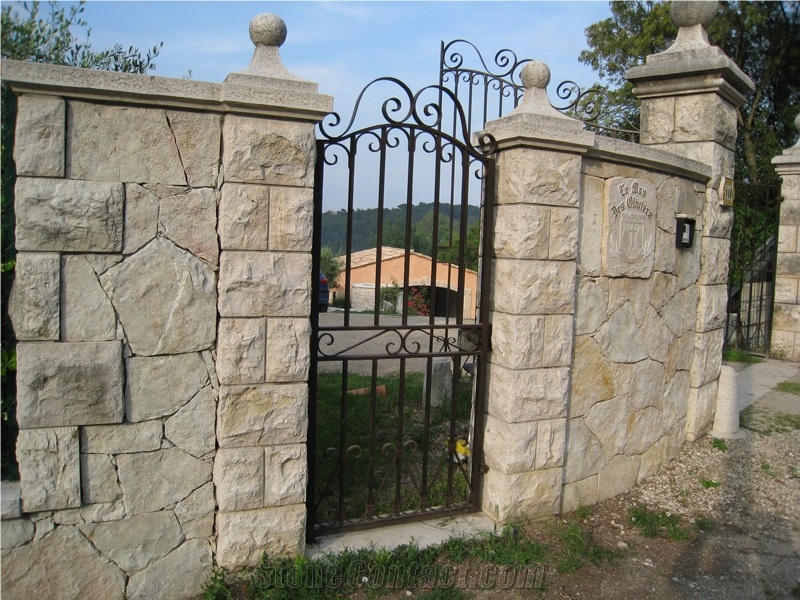 Pierre De La Sine Gate Post, Pierre De La Sine Gate Pillar