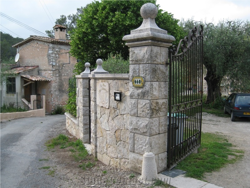 Pierre De La Sine Gate Post, Pierre De La Sine Gate Pillar