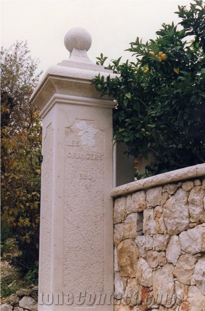 Pierre De La Sine Gate Post, Pierre De La Sine Gate Pillar