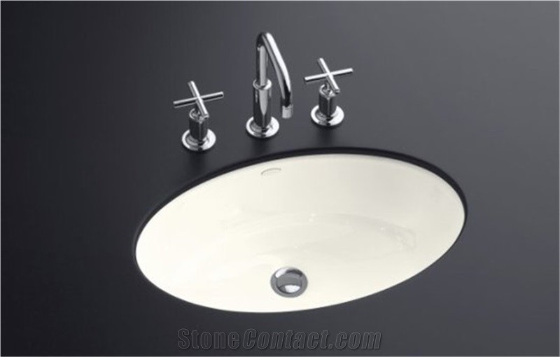 Luxury Black Engineered Quartz Stone Countertop Non-Porous and Easy to Clean Directly from China Manufacturer with Iso/Nsf Certificate More Durable Than Granite Thickness 2/3cm Slab Size 118*55