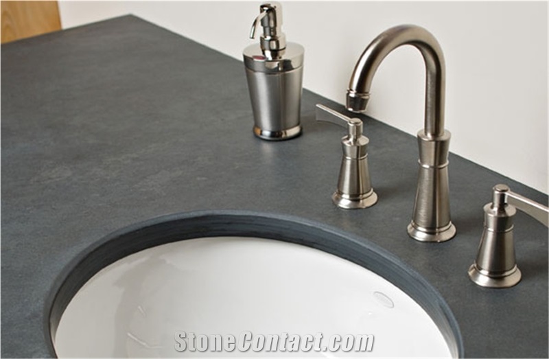 Luxury Black Engineered Quartz Stone Countertop Non-Porous and Easy to Clean Directly from China Manufacturer with Iso/Nsf Certificate More Durable Than Granite Thickness 2/3cm Slab Size 118*55