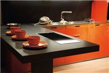 Noble Black Quartz Stone Countertop Solid Surface Non-Porous and Easy to Clean and Maintain Directly from China Manufacturer with Iso/Nsf Certificate at Good Price Standard Slab Size 118*55 and 126*63