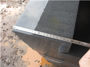 China Grey Andesite Cheap Hainan Black Basalt Kerbstone, Curbstone in Machine Cut/Sawn Cut for Road Side, Natural Building Stone with Bevel Edge, Quarry Owner Manufacturer in Competitive Prices