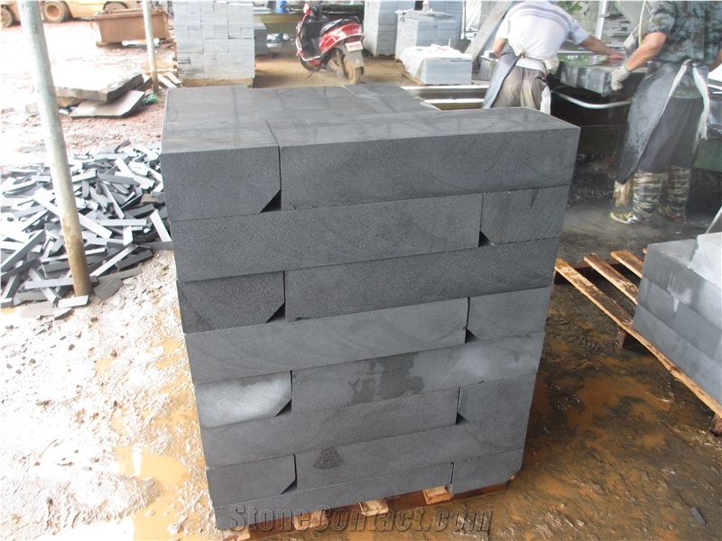 China Grey Andesite Cheap Hainan Black Basalt Kerbstone, Curbstone in Machine Cut/Sawn Cut for Road Side, Natural Building Stone with Bevel Edge, Quarry Owner Manufacturer in Competitive Prices