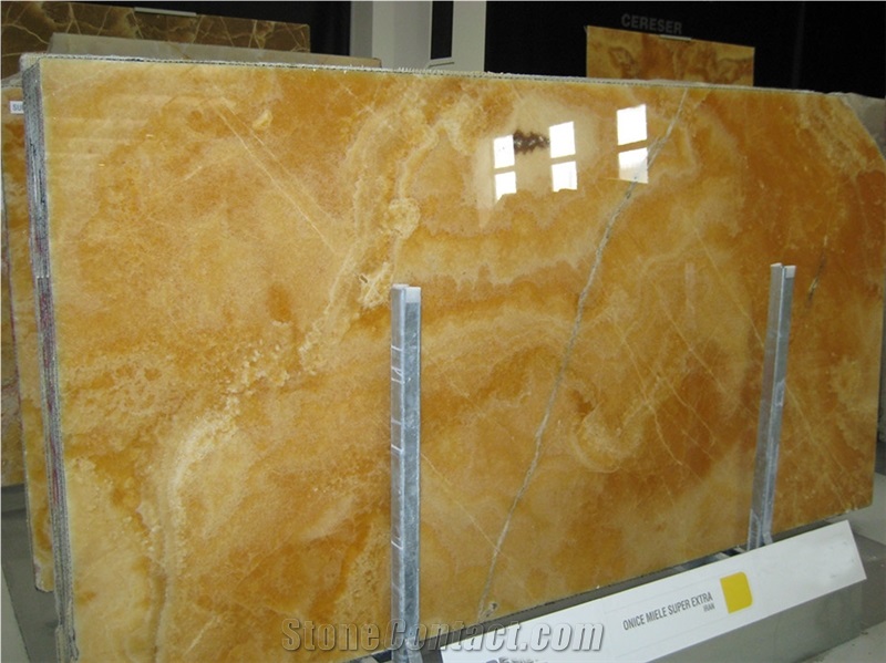 Onice Miele Nuvolato Slab