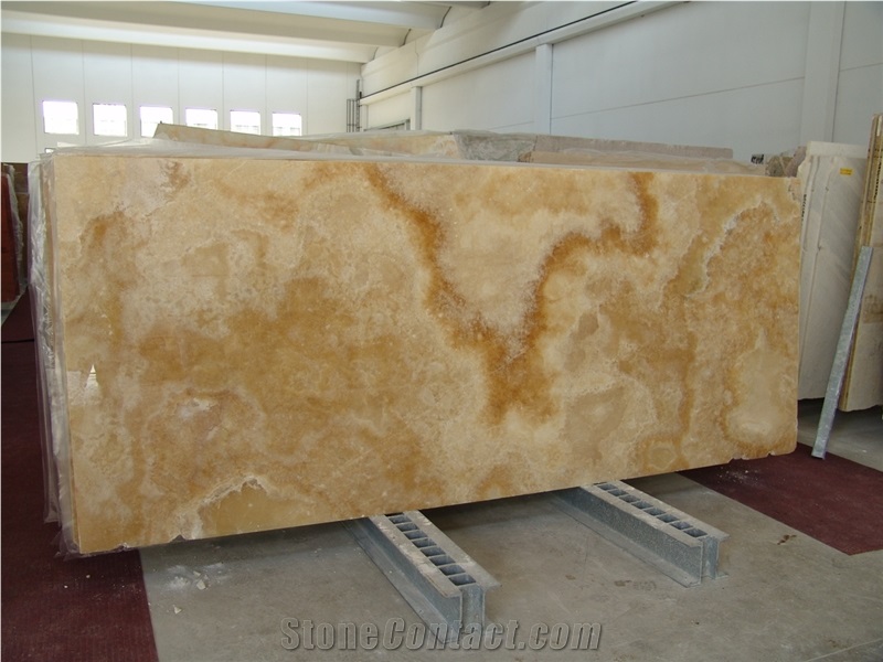 Onice Miele Nuvolato Slab