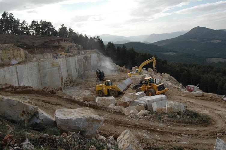 Burdur Medium Travertine-Walnut Travertine (Cordoba Cream) Quarry