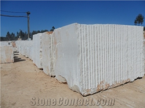 Moca Creme Medio Limestone Quarry