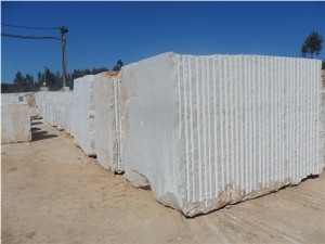 Moca Creme Medio Limestone Quarry