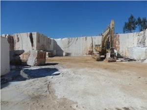 Moca Creme Medio Limestone Quarry
