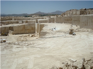 Traqrood Natanz Travertine Quarry