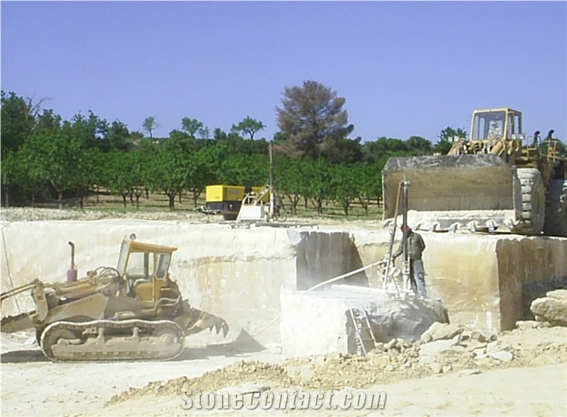 Marron Pirineus Vinaixa Quarry
