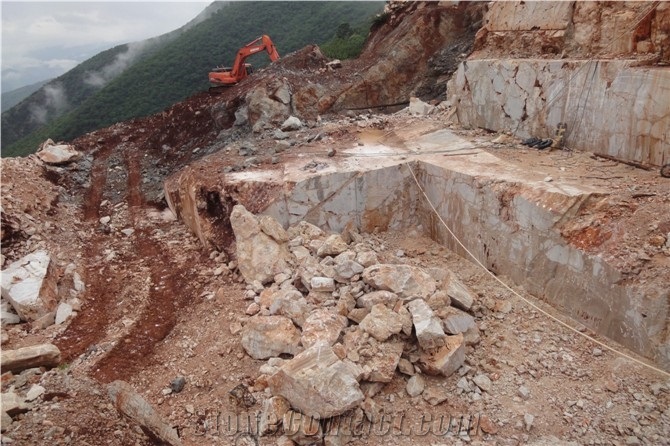 Wooden Yellow Onyx Quarry