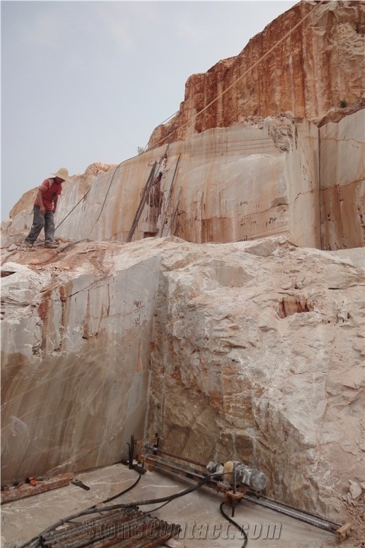Wooden Yellow Onyx Quarry