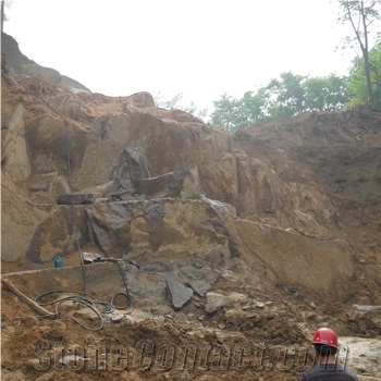 China Multicolor Red Granite Quarry