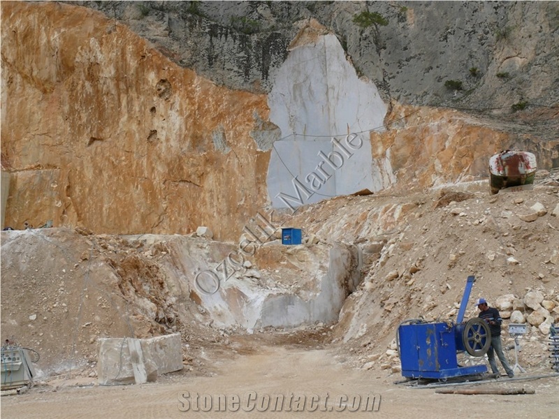 Ozcelik Seben Rainbow Onyx Quarry