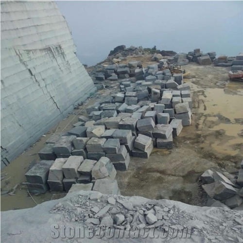 Dark Grey Color Granite Quarry