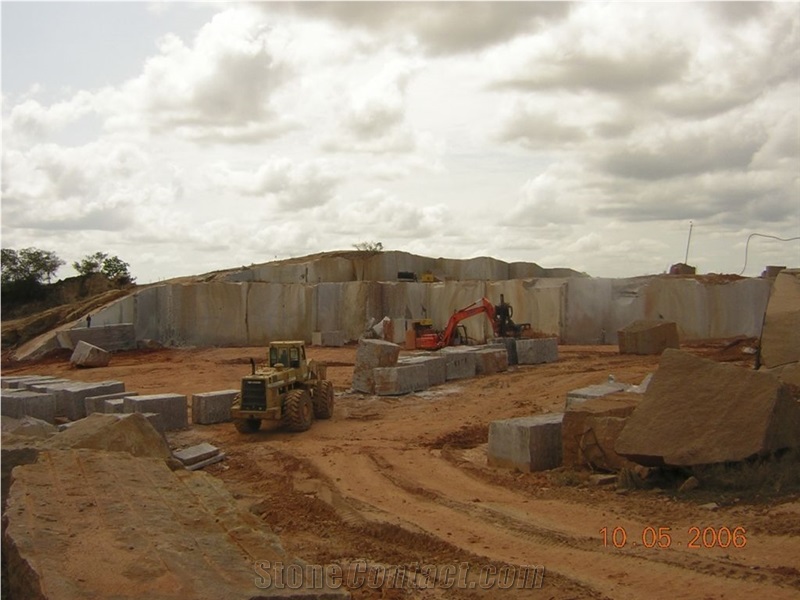 Multicolor Bolivar Granite Quarry