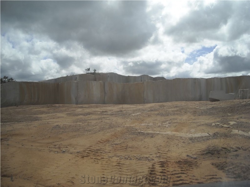 Multicolor Bolivar Granite Quarry