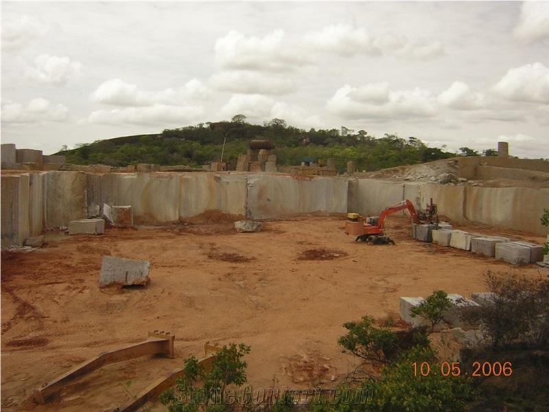 Multicolor Bolivar Granite Quarry