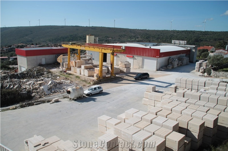 Moleanos Beige Limestone Quarry