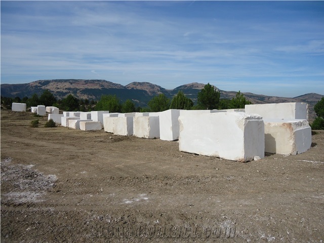 Cream Royal Marble Golpazari Quarry