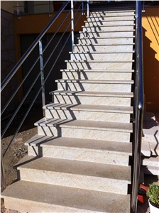 Granito Amarelo Mondim Stairs