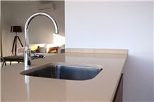 Quartz Stone Countertops/Quartz Kitchen Worktops/Quartz Bar Top/Quartz Surfaces Tops/Engineered Stone Tops/Kitchen Tops with Bevel Edges and Customized Edges Available/Resistant to Heat/Stain/Scratch