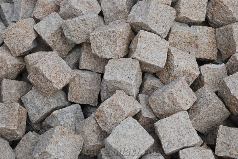 Yellow Rusty Granite Natural Split Cobble Stone Cubestone