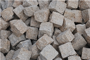 Yellow Rusty Granite Natural Split Cobble Stone Cubestone